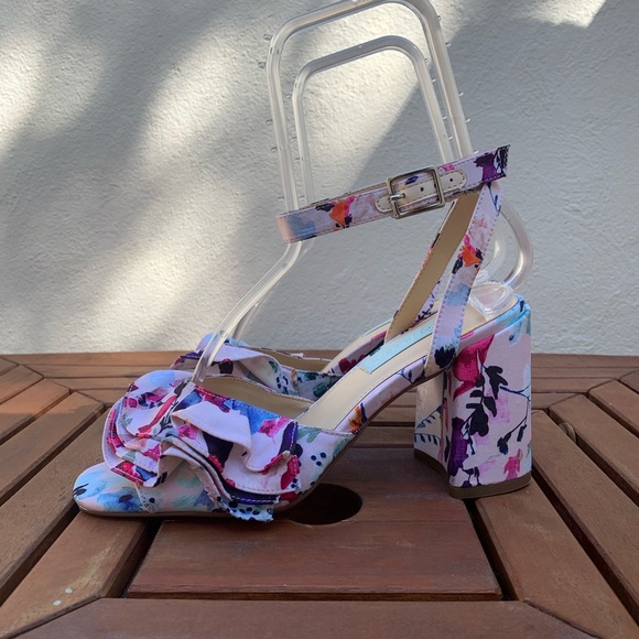 Betsey Johnson Shoes - Betsey Johnson FLIRT Floral Chunky Block Heel Shoe